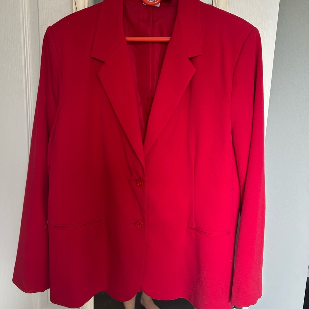 Vibrant Red Tailored Blazer with Classic Lapels